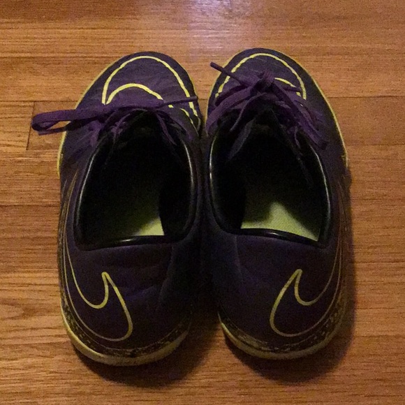 Size 8 Nike Turf Shoes - HYPERVENOM - Non-Marking - Picture 4 of 5